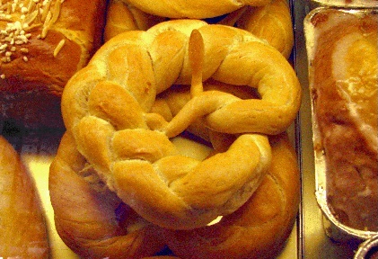 Bild einer Neujahrsbrezell in der Auslage einer Bäckerei